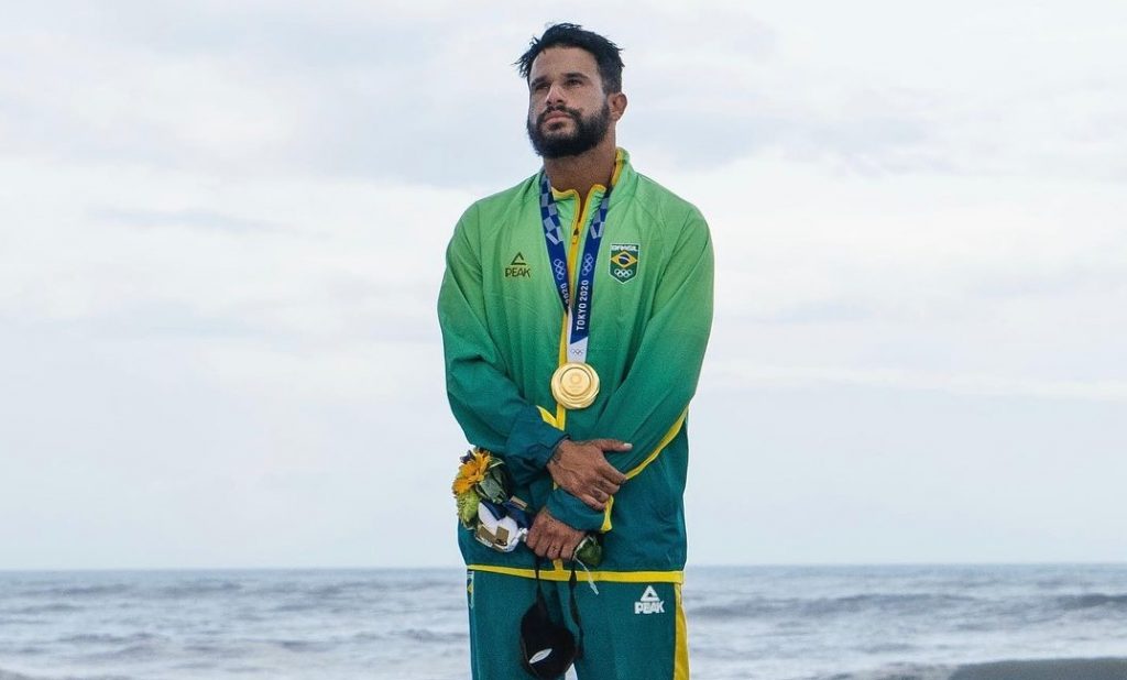 Italo Ferreira conquista medalha de ouro na estreia do surfe nas Olimpíadas