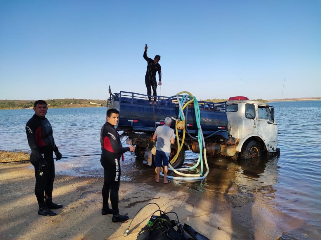 Bombeiros de Anápolis se mobilizam para ajudar trabalhador que caiu em lago com caminhão