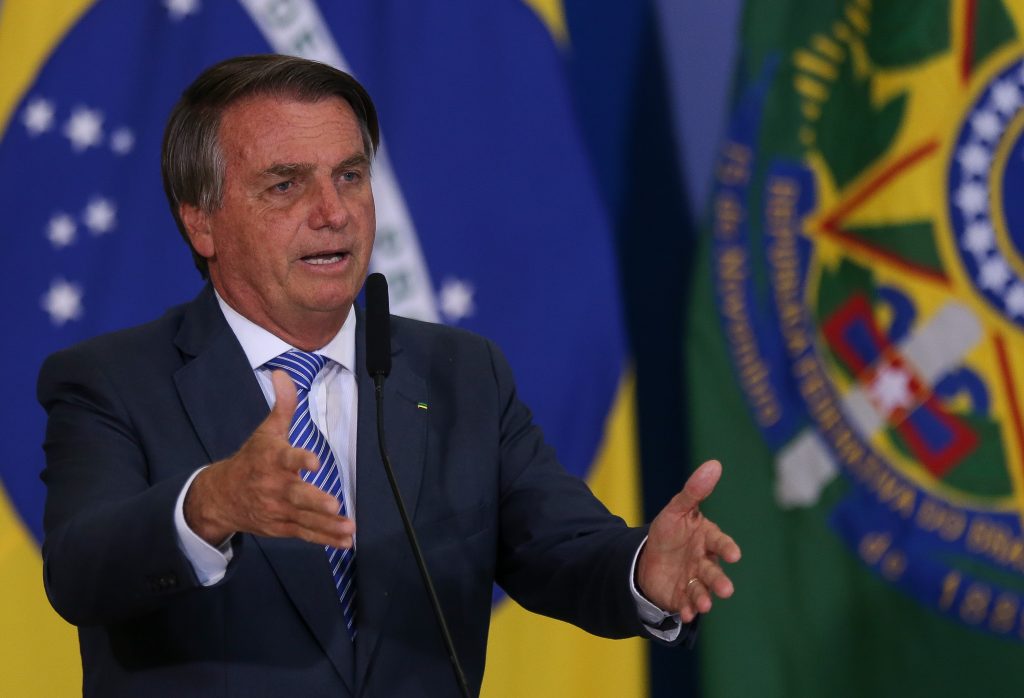 Bolsonaro deve conceder, de novo, perdão a policiais e militares em indulto natalino