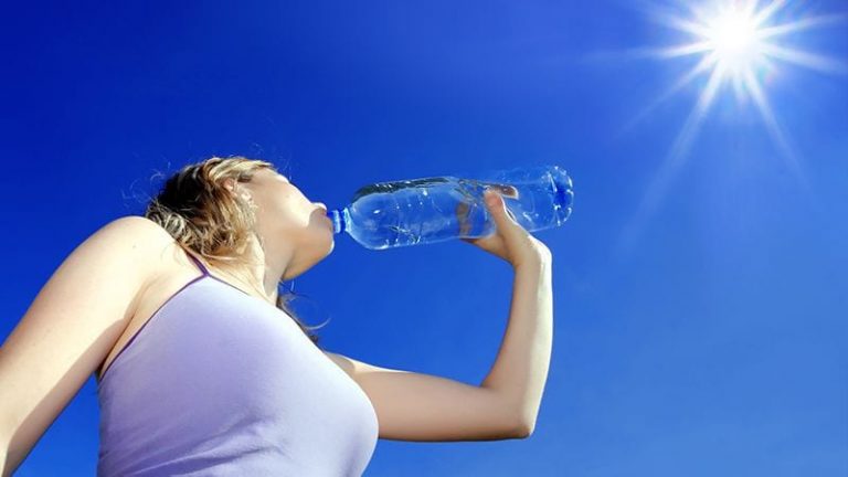 Que calor! Saiba quantos litros de água uma pessoa deve tomar por dia