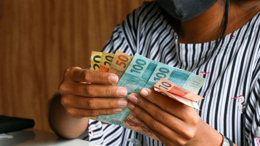 Começa o pagamento antecipado do 13º salário; veja como receber