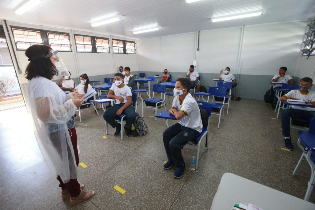 Volta às aulas presenciais já é obrigatória em toda rede estadual de Goiás