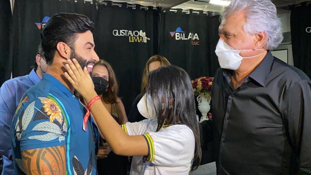 Gesto de Gusttavo Lima durante show em Goiânia emociona a internet: "que coração"