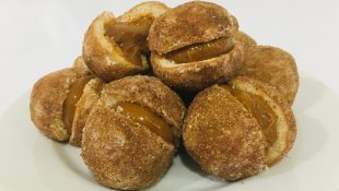 Passo a passo falar fazer um delicioso bolinho de chuva com doce de leite em casa (as crianças vão amar)