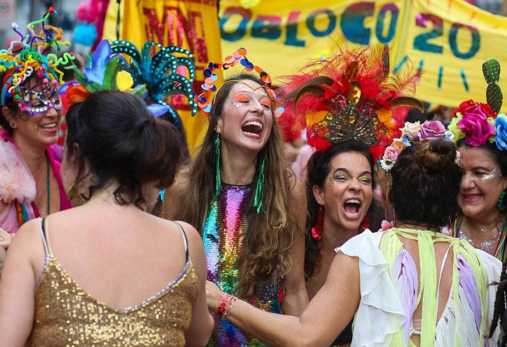 Blocos de Carnaval desfilam no Rio mesmo com proibição