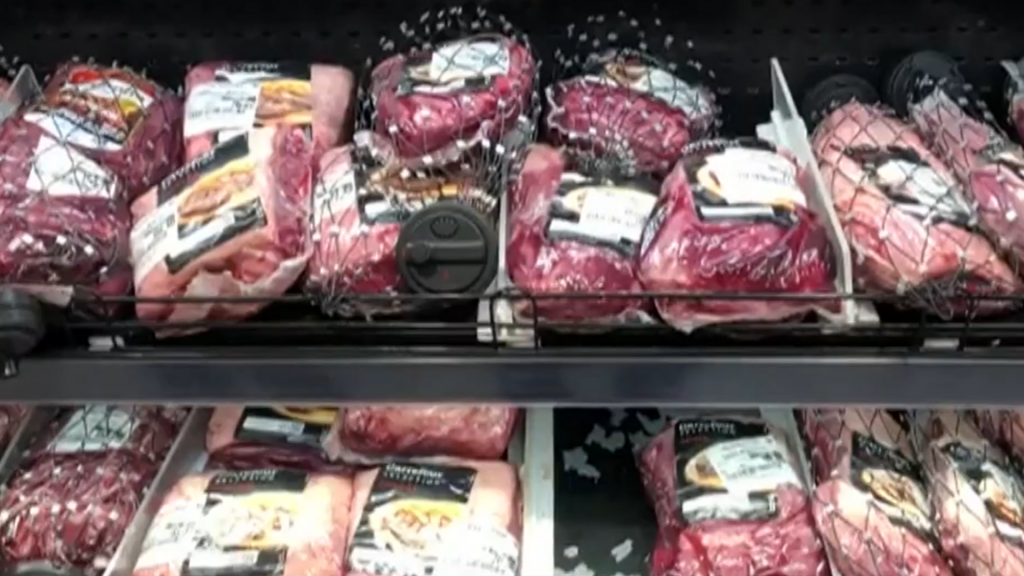 Carnes com alarme antifurto é a nova arma de supermercados goianos