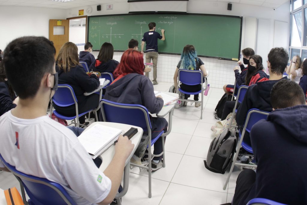 Limpeza das salas de aula nas escolas poderá passar a ser feita por alunos