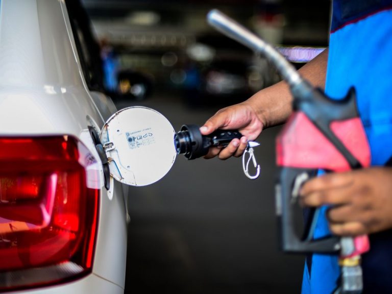 Brasileiros poderão receber até R$ 300 de auxílio para comprar gasolina; veja quem tem direito