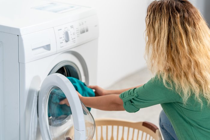 6 erros que você pode estar cometendo ao lavar roupas e ainda não percebeu