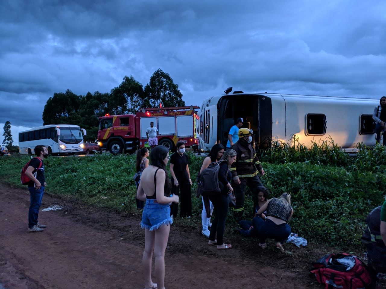 Ônibus com estudantes universitários capota em Anápolis: 08 pessoas ficam feridas