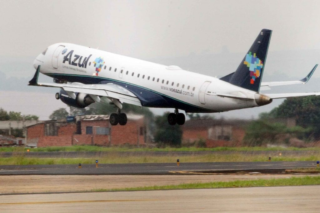 Pilotos e comissários entram em greve na segunda-feira