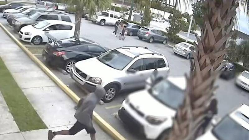 Video: menina não fica com medo de bandido que batia na mãe dela e consegue salvá-la com ato de coragem