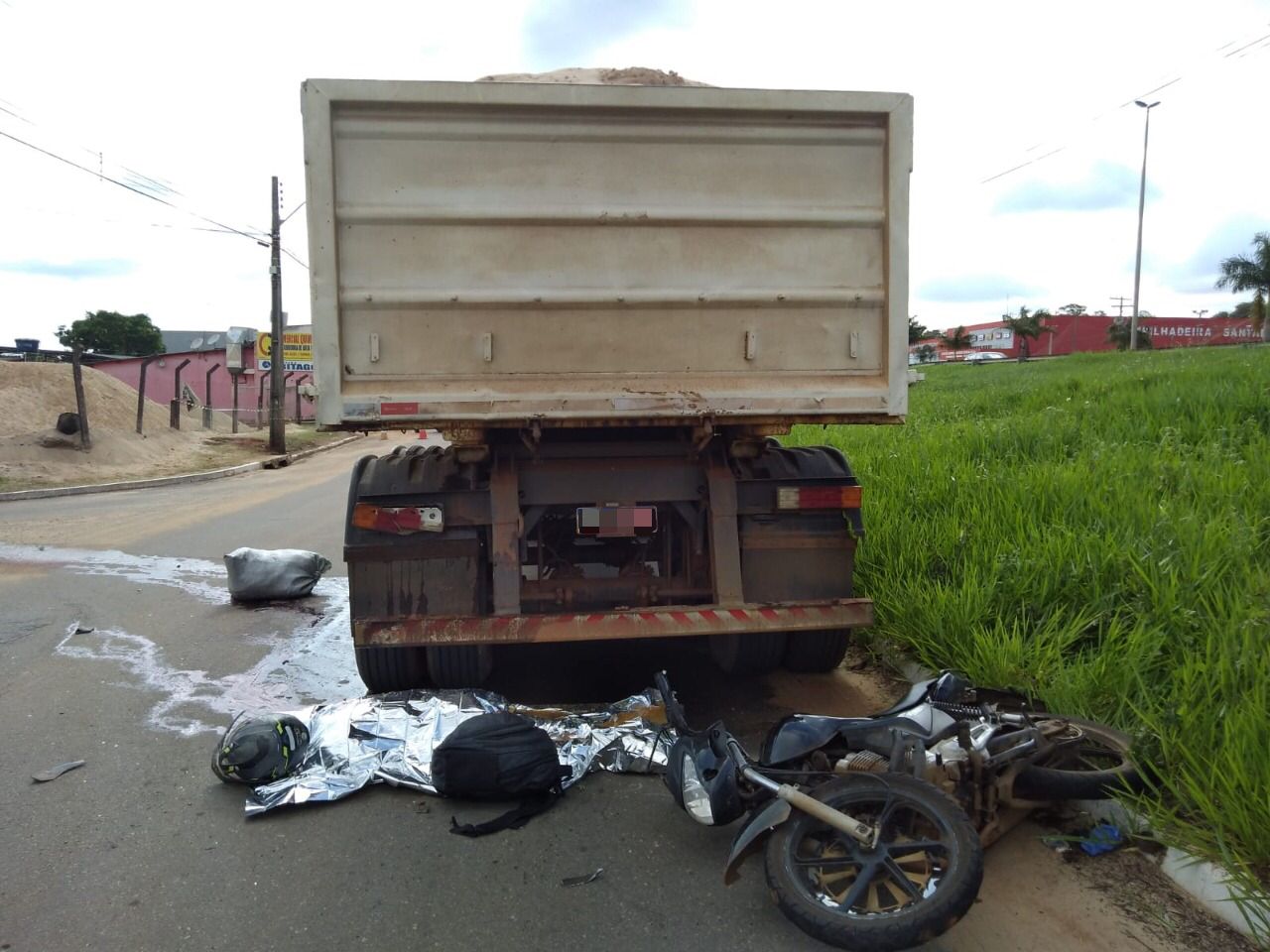 Vídeo: motociclista morre após colidir gravemente na traseira de caminhão, em Goiânia