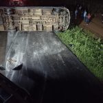 Ônibus transportava estudantes de Vianópolis quando o motorista perdeu o controle da direção e acabou tombando.