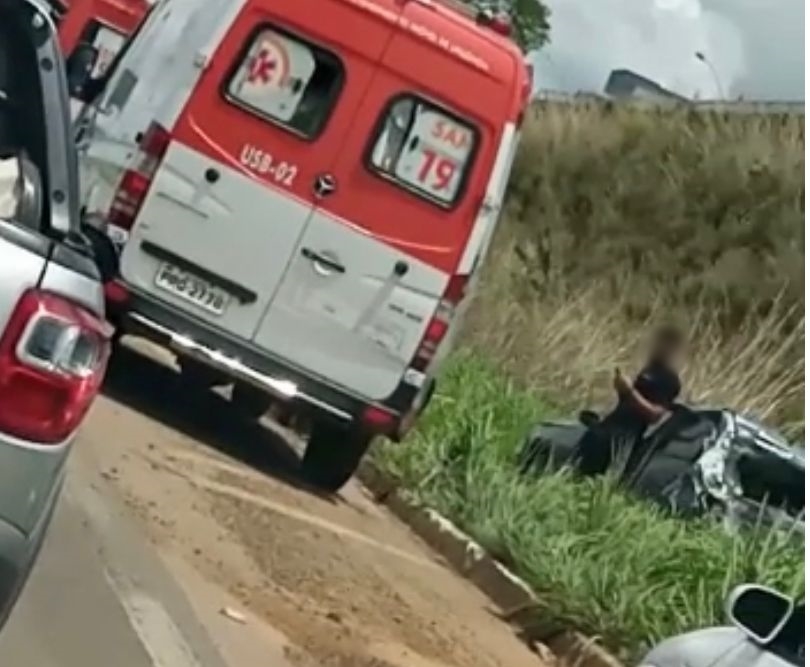 Acidente na BR-153 deixa carros destruídos e trânsito lento, em Anápolis