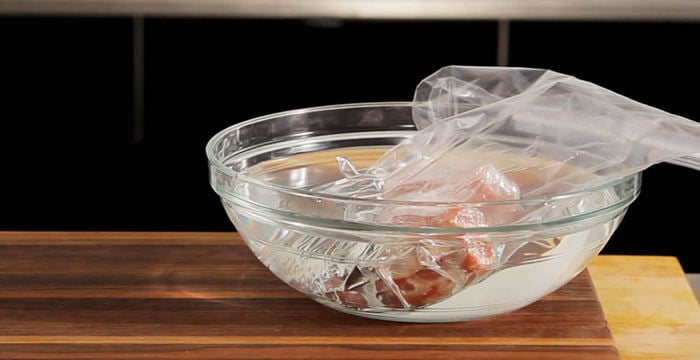 Os métodos mais corretos para descongelar a carne sem precisar de usar o microondas