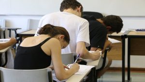 Pessoas fazendo concurso público. (Foto: Marcos Santos/ USP Imagens)