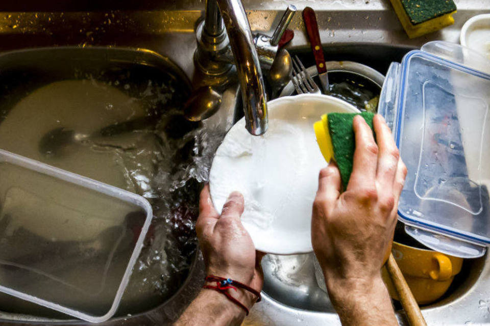O segredo para você aprender a lavar a louça em 15 minutos