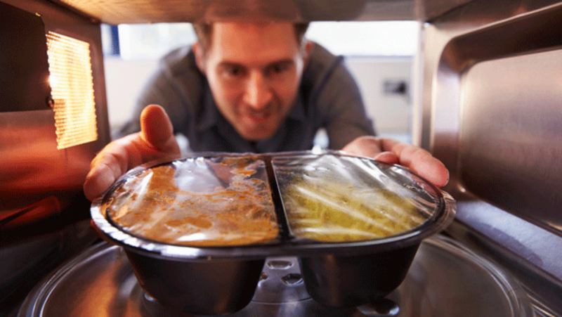 5 alimentos que você não deve aquecer no microondas
