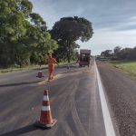 Agentes da Ecovias Araguaia realizando manutenções na via (Foto: Divulgação/Ecovias Araguaia) BR-153