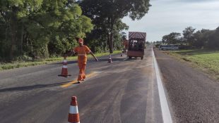 Agentes da Ecovias Araguaia realizando manutenções na via (Foto: Divulgação/Ecovias Araguaia) BR-153