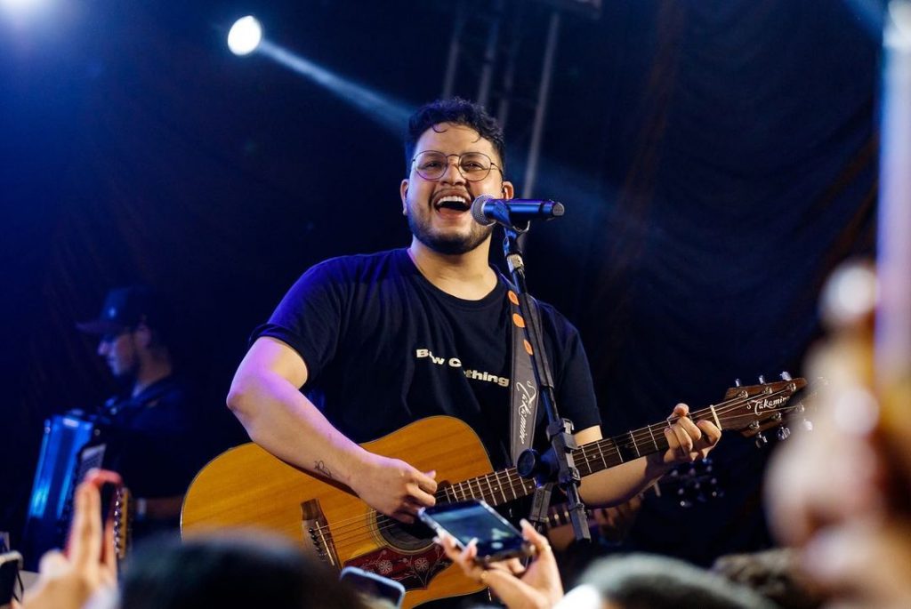 Famosos reagem à morte do cantor sertanejo Maurílio