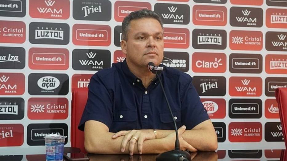 Presidente do Atlético-GO tira máscara de repórter e diz: ‘aqui é Bolsonaro’