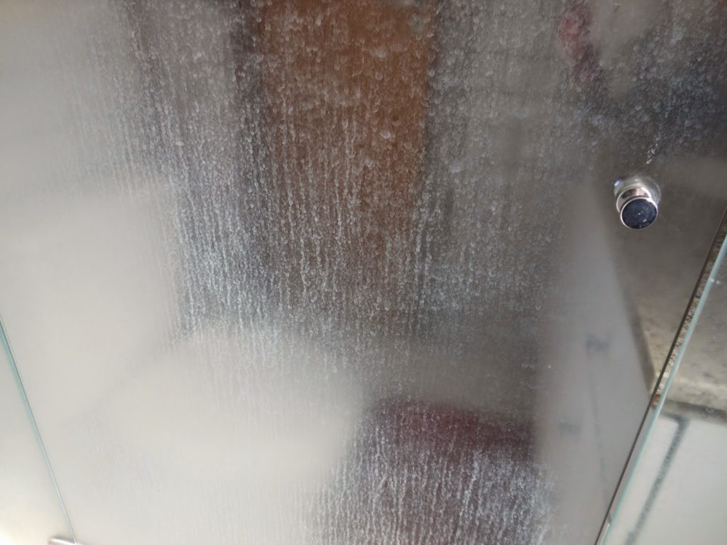 Esta é a frequência correta com que você deve limpar o box do banheiro