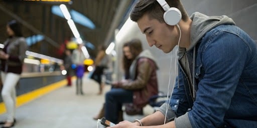 6 benefícios para mente que trabalhar e estudar ouvindo música traz e pouca gente sabe