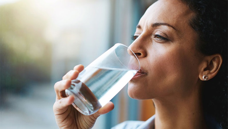 6 erros ao beber água que podem estar colocando sua saúde em risco
