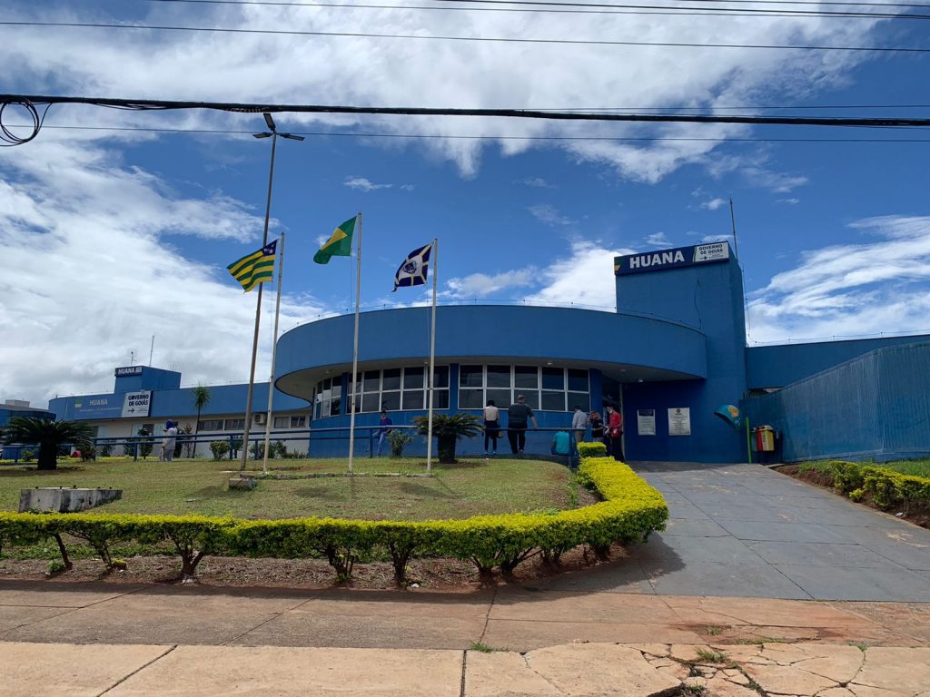 Ciclista é atropelado por motorista de ônibus em frente a hospital de Anápolis