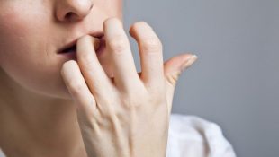 Especialistas explicam por que pessoas ansiosas costumam roer unhas