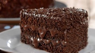 Bolo chocolatudo rápido e fácil para se deliciar no lanche da tarde