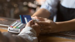 6 maneiras de ganhar dinheiro usando o cartão de crédito que pouca gente sabe