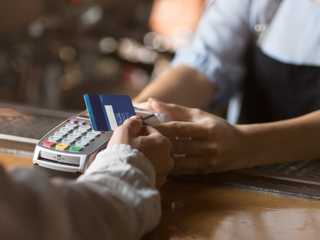 6 maneiras de ganhar dinheiro usando o cartão de crédito que pouca gente sabe