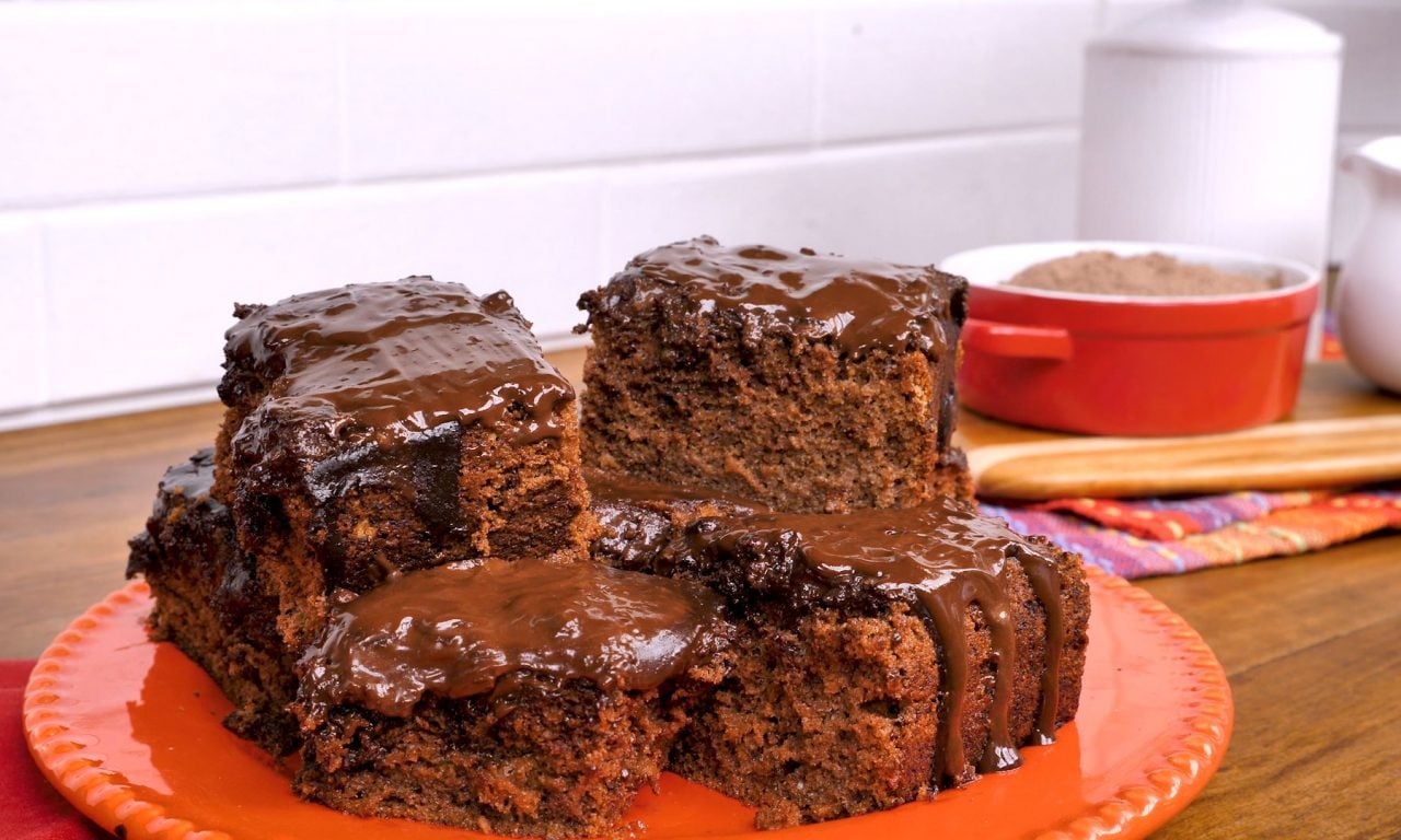 O segredo e o passo a passo para fazer um bolo de chocolate fofinho e suculento