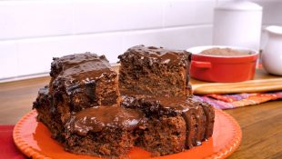 Nem forno, nem forma: receita de bolo de chocolate fácil e saboroso para o lanche