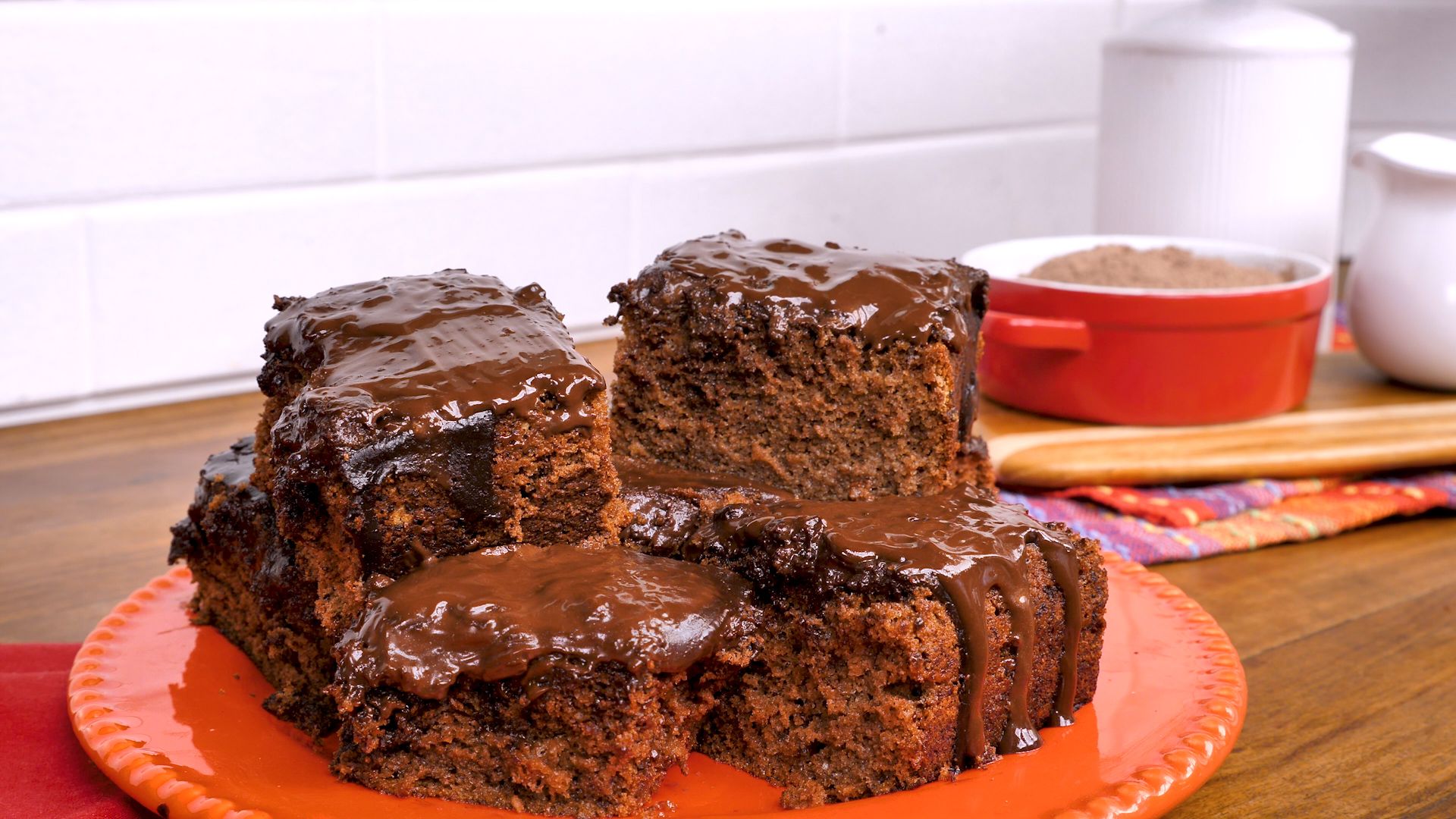 O segredo e o passo a passo para fazer um bolo de chocolate fofinho e suculento