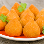 Como fazer a coxinha perfeita (fica crocante por fora e cremosa por dentro)