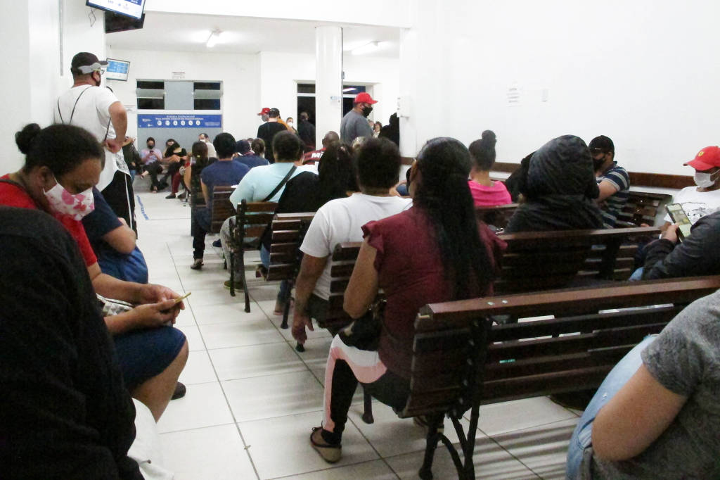 Surto de gripe em SP faz espera por atendimento médico durar até 6 horas