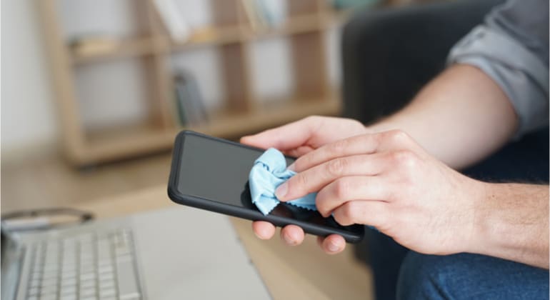 Aprenda de um jeito fácil a limpar a tela do celular sem arranhar ou manchar