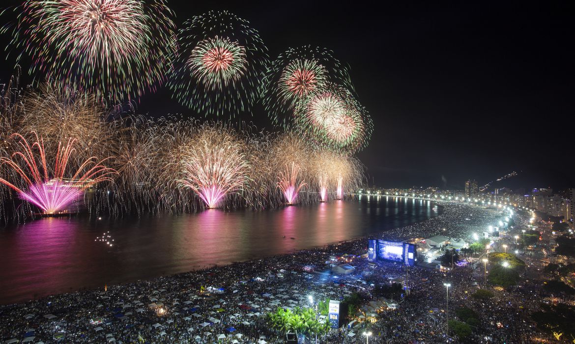 Queima de fogos na praia de Copacabana, no Rio de Janeiro. (Foto: Gabriel Monteiro/ SECOM)