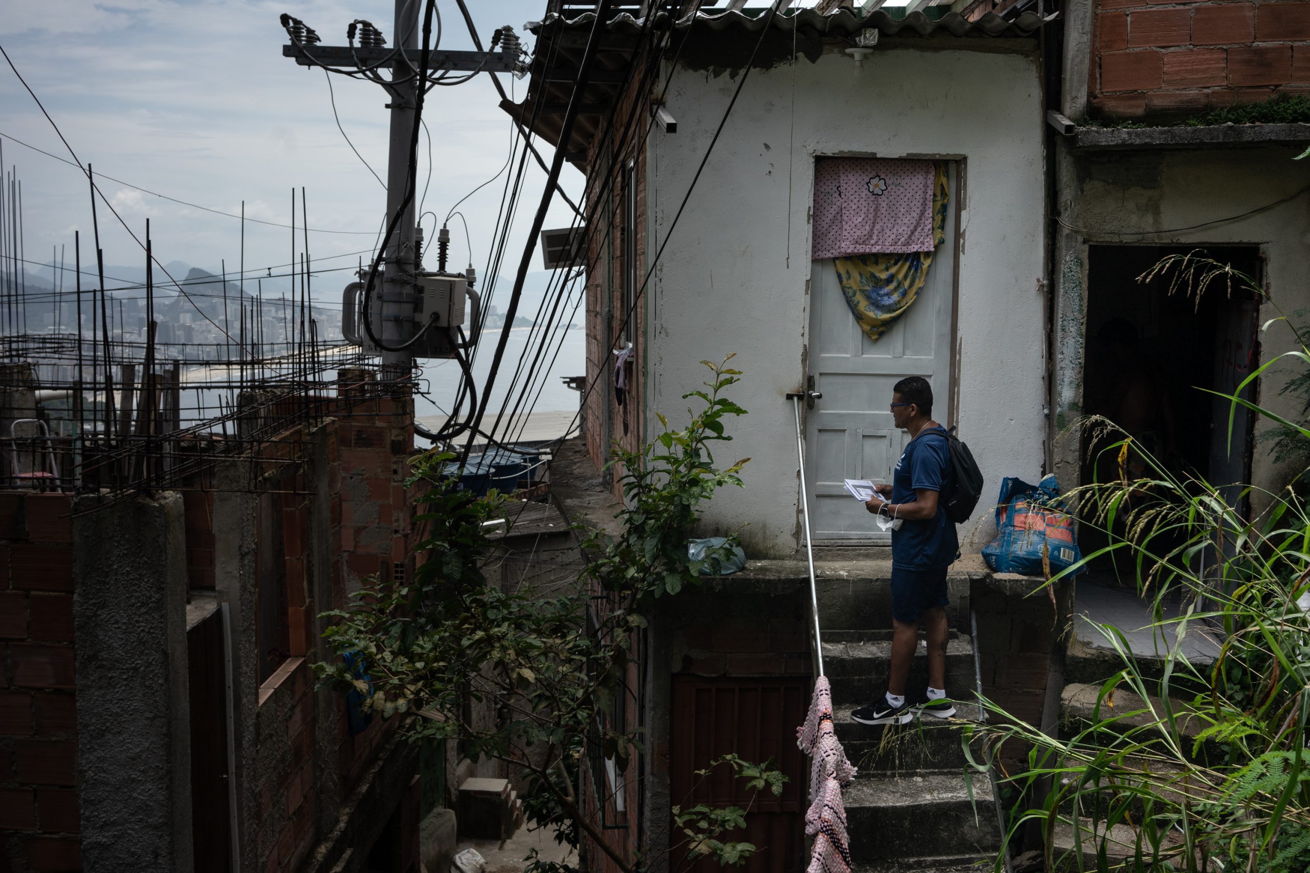 Marcelo da Silva, que há 14 anos trabalha no correio comunitário, na favela do Vidigal, zona sul do Rio (Foto: Tércio Teixeira/Folhapress)