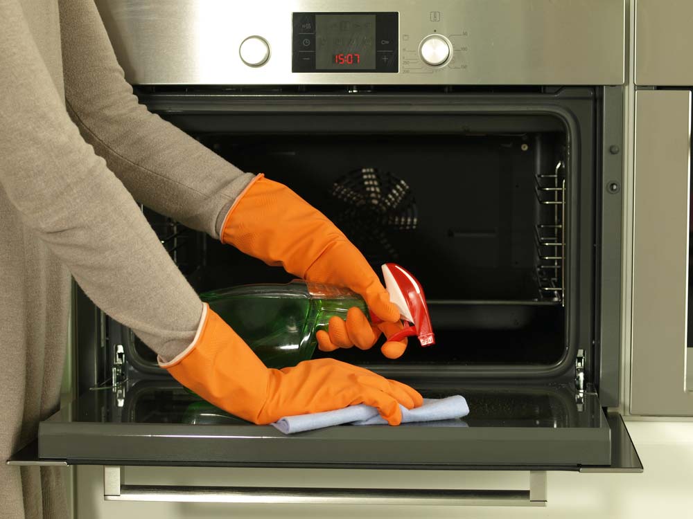 Esta é a frequência correta com que você deve limpar o forno do seu fogão 