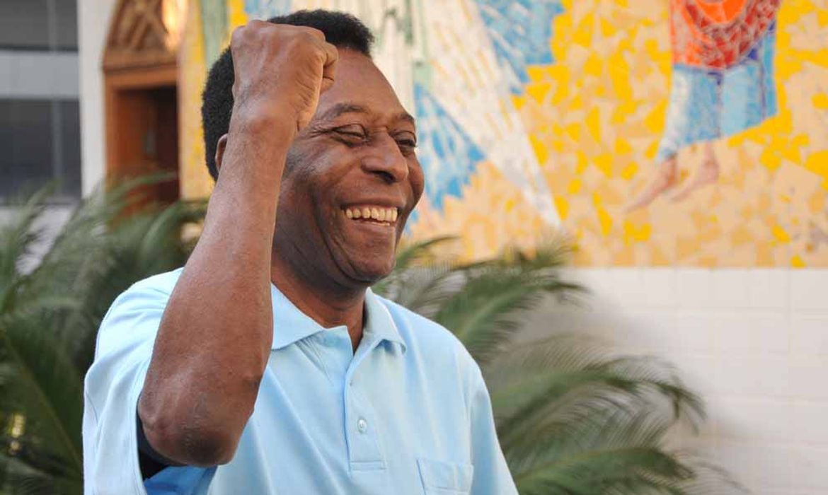 Pelé recebe alta após internação para tratamento de tumor no cólon