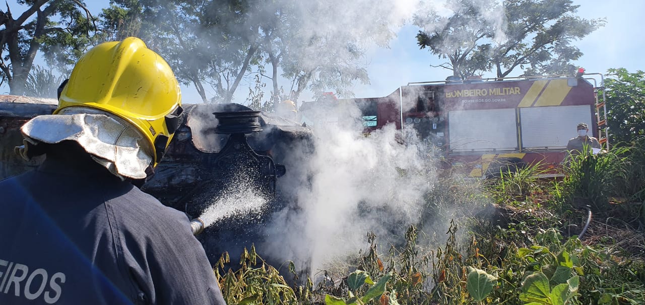 Carro capota, pega fogo e fica totalmente destruído após sair da pista em estrada vicinal de Goiás