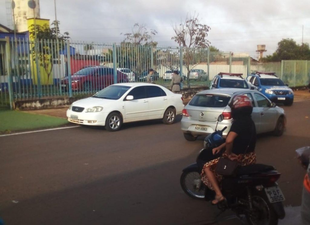 Homem tenta invadir creche de Anápolis com faca para matar a esposa e polícia é chamada às pressas