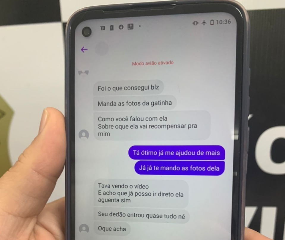 Conversas assustadoras mostram mãe negociando o abuso das filhas pequenas: “aguenta sim”