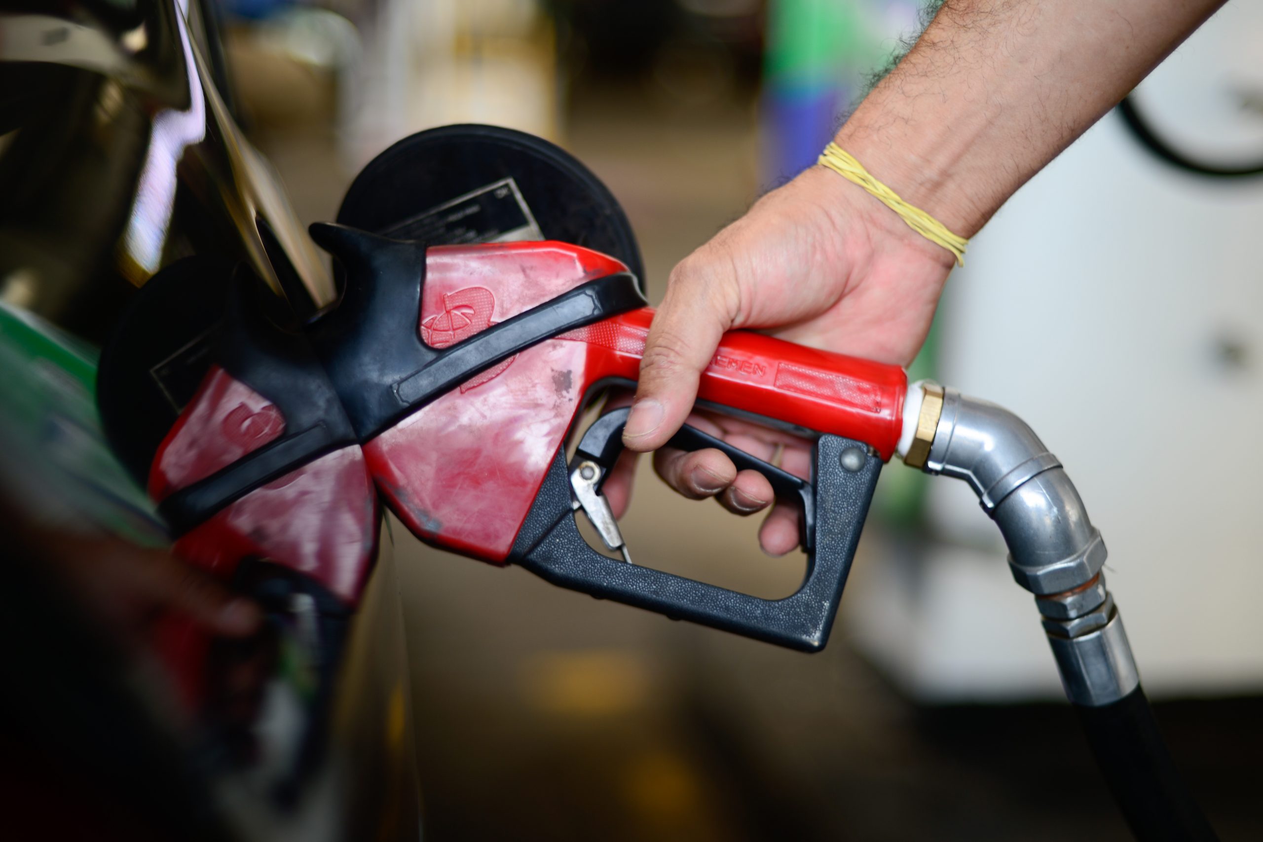 Gasolina ultrapassa barreira dos R$ 8 pela primeira vez