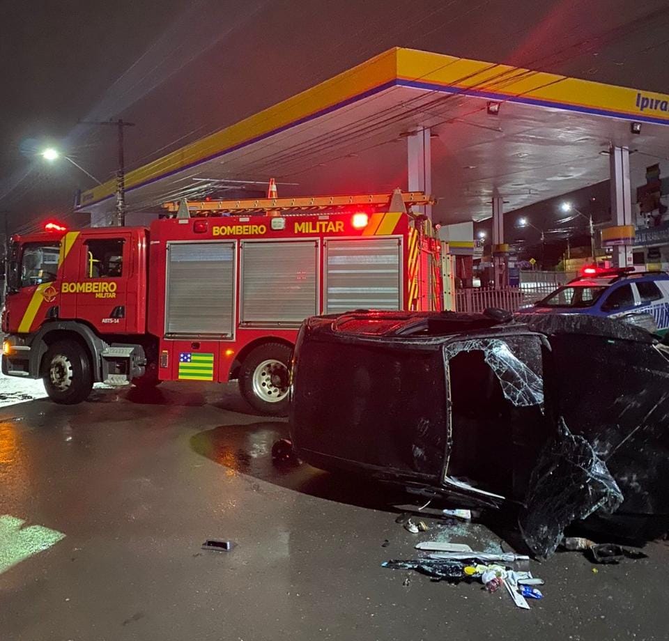 Imagem do carro capotado no Bairro Jundiaí. (Foto: Divulgação/Corpo de Bombeiros)